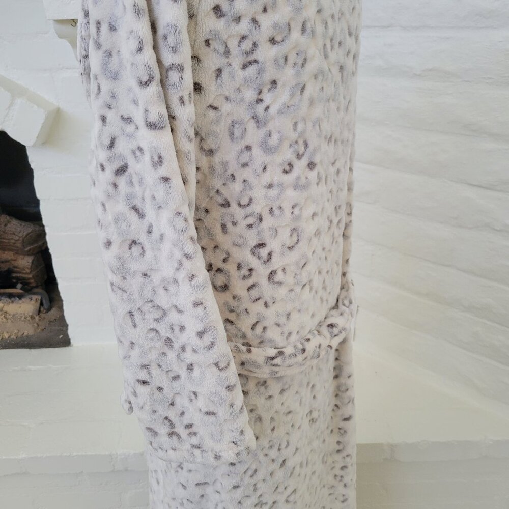 Noire Jasmine Rose Womens Bathrobe Medium White Gray Cheetah Leopard Long Sleeve - Picture 5 of 9